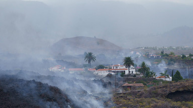 Erupcja wulkanu na hiszpańskiej wyspie, lawa wdziera się do domów. Nagrania z La Palma