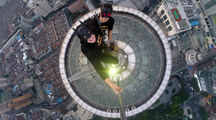 Vladimir Sidorov és Ivan Kusznetsov Jin Mao 420m-es csúcsán Shanghaiban / fotó: Profimedia-Reddot