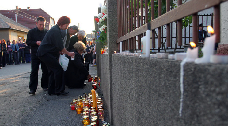 2011-ben így gyászolta Szikszó a meggyilkolt idős házaspárt a házuknál /Fotó: MTI - Vajda János