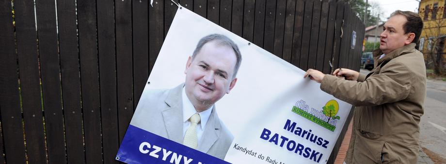 Mariusz Batorski sprząta banery wyborcze