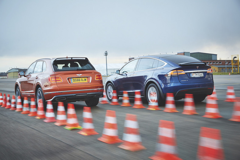 Wolty kontra oktany: Tesla Model X i Bentley Bentayga W12