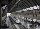 Szybka kolej AVE hiszpańskiej sieci kolejowej RENFE na stacji w Sewilli. Fot. Shutterstock.