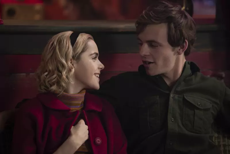 Kiernan Shipka i Ross Lynch na planie &quot;Chilling adventures of Sabrina&quot;