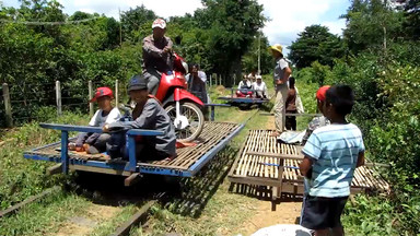 Bambusowy pociąg - ciekawy środek transportu i atrakcja turystyczna