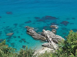 Gdzie znajdują się najpiękniejsze plaże w Europie? Parghelia: Błękitne wody Morza Tyrreńskiego można podziwiać z perspektywy plaży lub punktu widokowego umieszczonego na górującym nad nią klifie