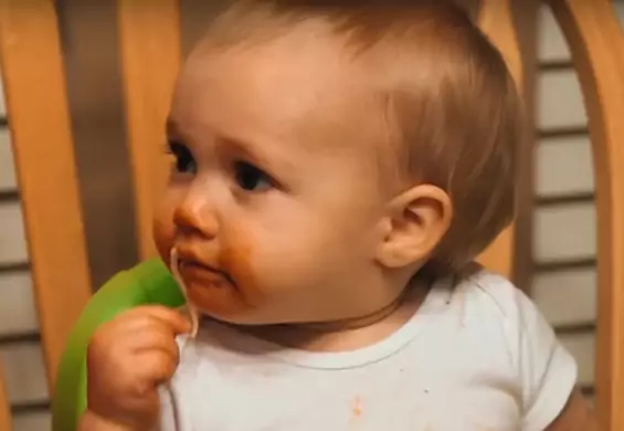 Mała fanka spaghetti kichnęła makaronem, a rodzice uchwycili ten zabawny moment kamerą