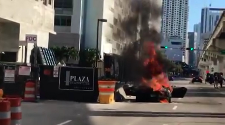 A luxuskocsi hatalmas lángokkal égett a nyílt utcán / Fotó: Youtube