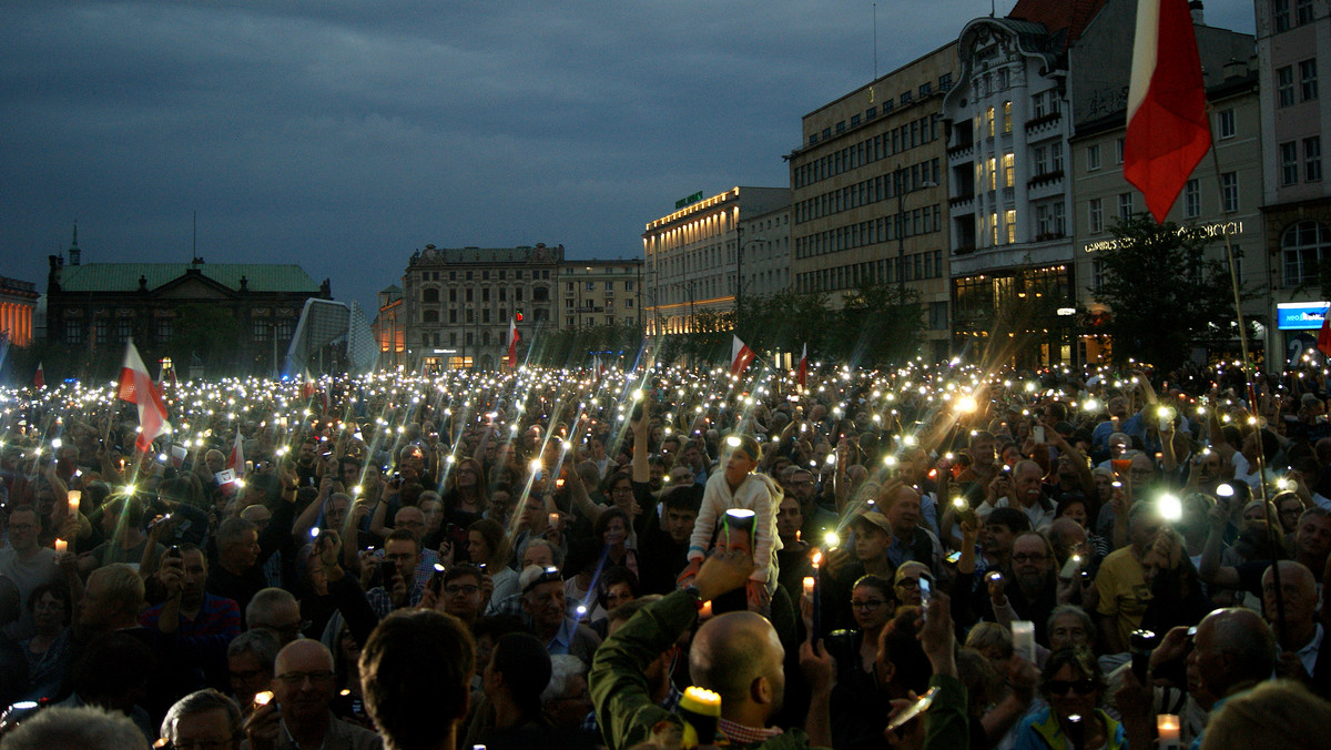 Zarząd główny Komitetu Obrony Demokracji podjął decyzję o rozpoczęciu akcji informacyjnej na temat planowanych przez PiS zmian w sądownictwie. Na ten moment nie oznacza to powrotu masowych protestów, jakie odbyły się kilka miesięcy temu. Jednak KOD zaapeluje do obywateli o gotowość do wzięcia udziału w manifestacjach.