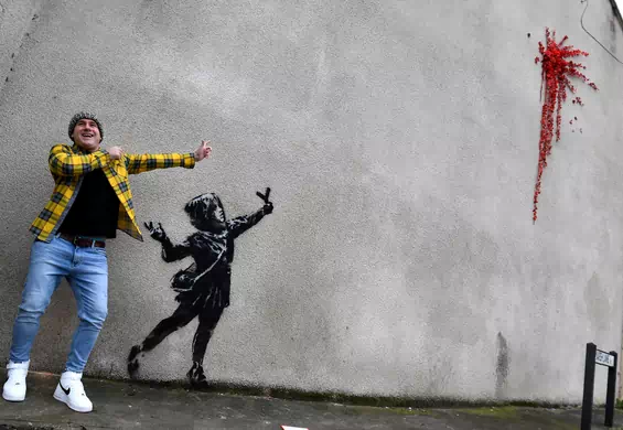 Walentynkowy mural Banksy'ego zniszczony przez wandali. Wytrzymał niecałe 48 godzin