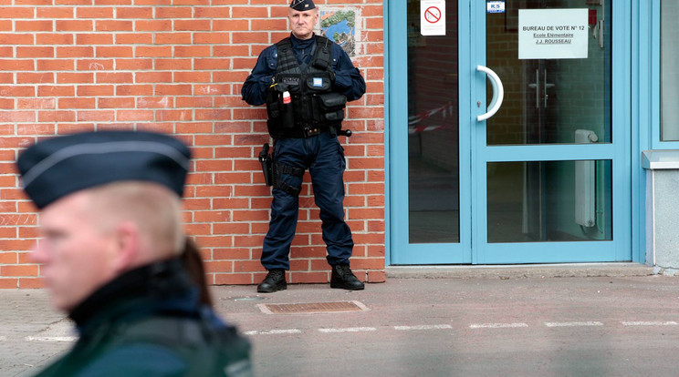 Franciaországban rendőrök és katonák védik a szavazóhelyiségeket / Fotó: AFP