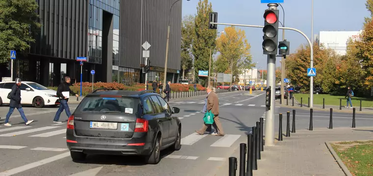 Zielona strzałka — zatrzymać się czy jechać?