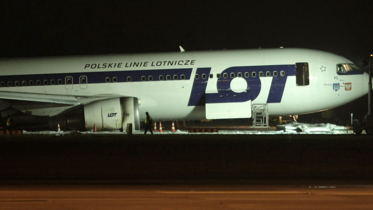 PLL LOT rozpoczął przygotowania do przesunięcia samolotu Boeing 767, który awaryjnie lądował na warszawskim lotnisku Chopina, tak aby odblokować jeden z pasów startowych - poinformował rzecznik PLL LOT Leszek Chorzewski. Lotnisko będzie zamknięte do czwartku do godz. 4 rano. Pierwszy, wstępny raport dotyczący przyczyn awarii samolotu należącego do naszego narodowego przewoźnika ma zostać opublikowany już za miesiąc.