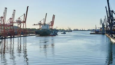 Samochód staranował szlaban i wjechał do kanału portowego w Gdyni