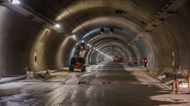 Rok temu minister zaprosił dziennikarzy do tunelu na zakopiance. Obecnie dalej nie wiadomo, kiedy zostanie on otwarty