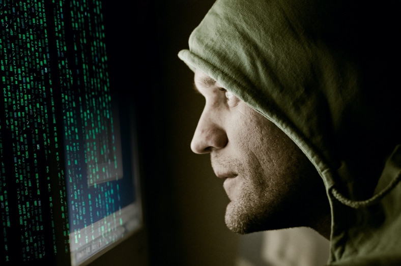 <strong>Backdoor</strong><br /><br />

Cyberprzestępcy instalują na zaatakowanych systemach
backdoory (tylne wejścia) w celu zapewnienia
sobie dostępu do nich w późniejszym czasie.<br /><br />