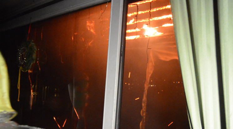 Vélhetően adventi koszorú okozott tüzet a II. kerületben - Fotó: Dudás Tamás tű. zls / FKI