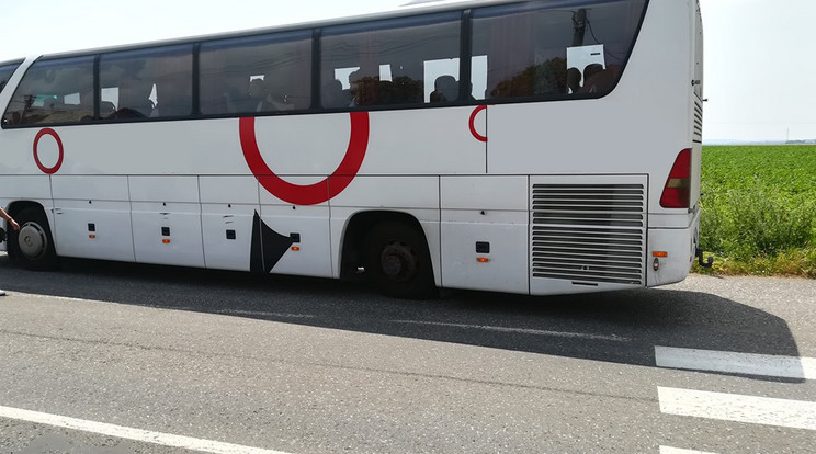 Az utasok szerint a buszkerék egész egyszerűen megelőzte a járgányt menet közben
