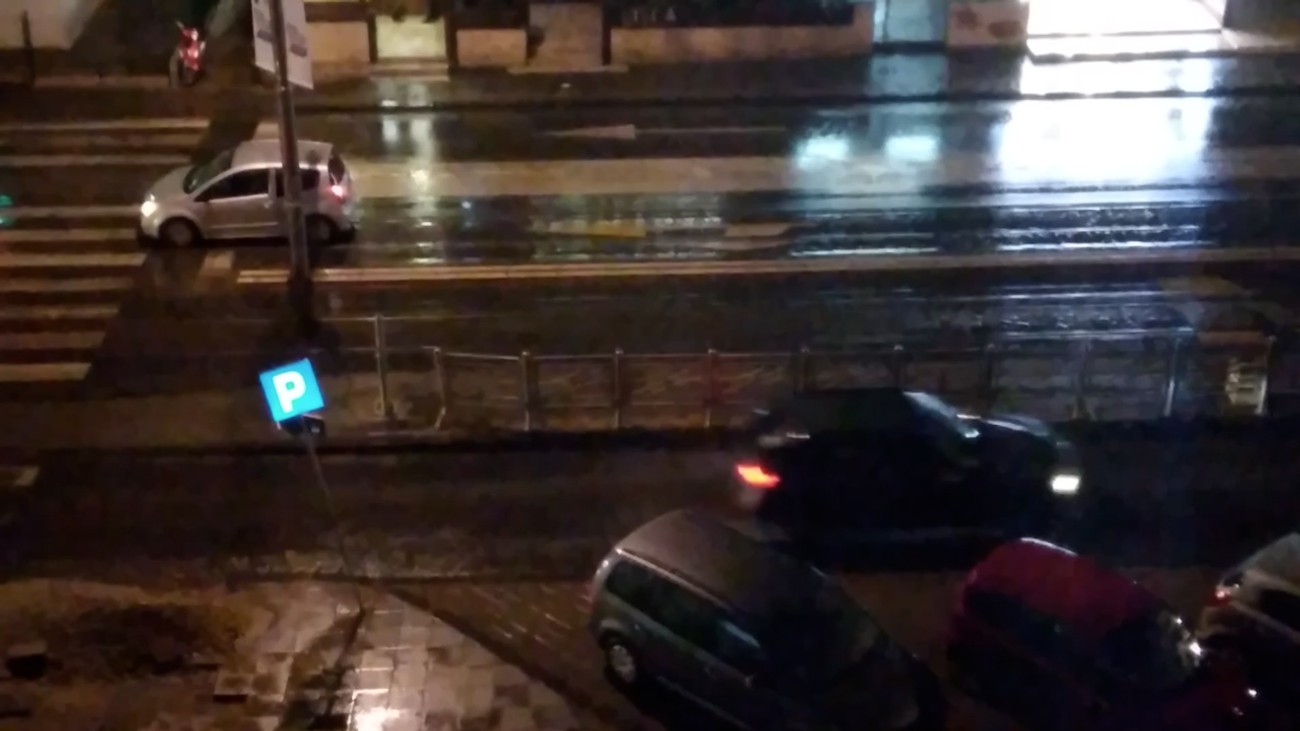 Reke Se Slivaju Niz Ulice Jak Pljusak Sa Grmljavinom U Beogradu Video