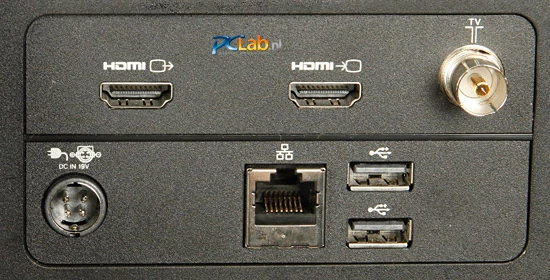 Tył: wejście oraz wyjście HDMI, gniazda antenowe, zasilania oraz karty sieciowej oraz dwa porty USB 2.0