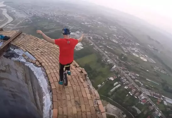 Jeździ na monocyklu po kominach. "Boję się tylko starości"