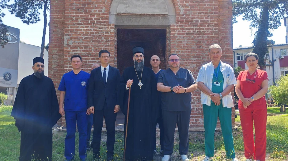 Direktor UKC Niš, gradonačelnik Niša i mmitropolit obišli volontere