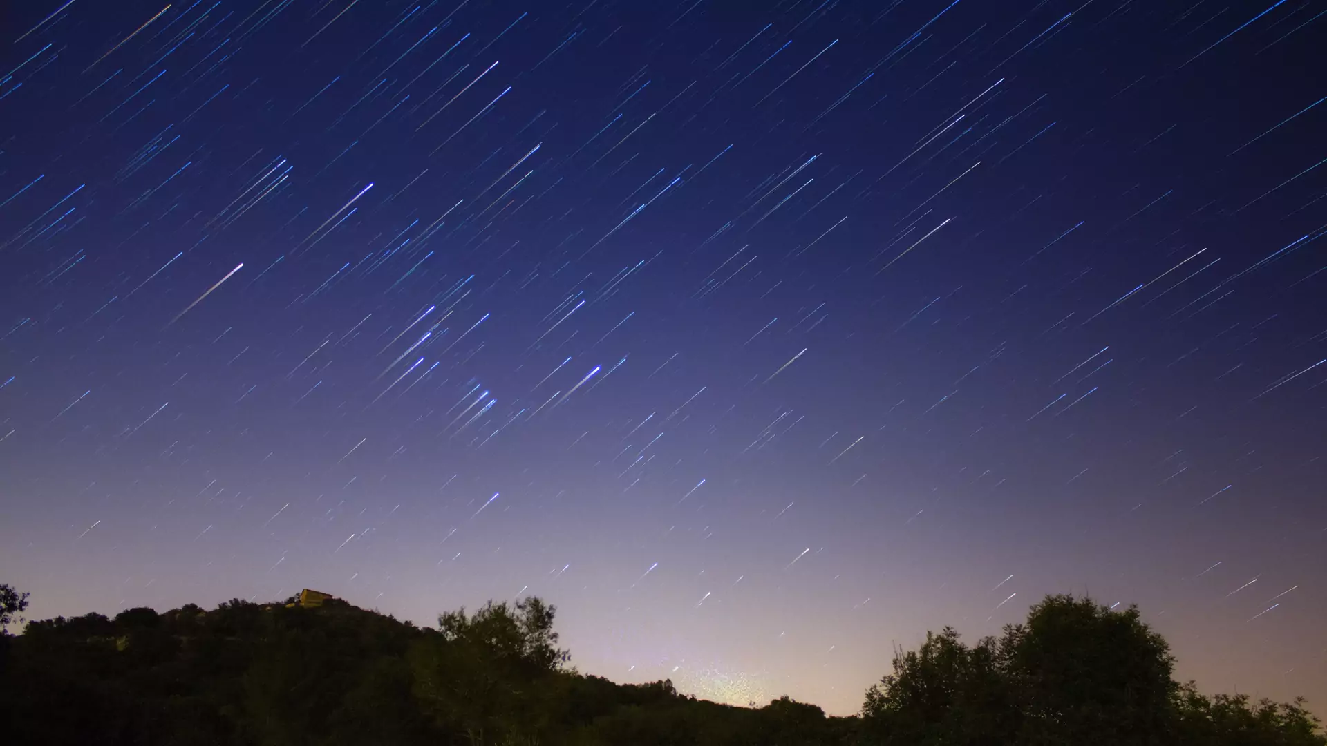 Aż trzy roje meteorów widoczne w październiku nad Polską! Wiemy, kiedy spojrzeć w niebo