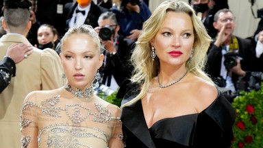 Wszyscy patrzyli na pośladki córki Kate Moss. Nie zauważyli, że pozuje z pompą insulinową