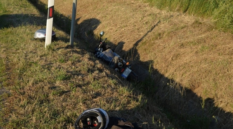 A motoros az árokba hajtott, hogy elkerülje a balesetet, súlyosan megsérült / Fotó: Police.hu