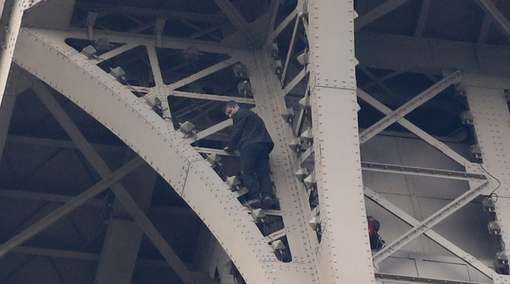 Az orosz férfi hat órán keresztül mászott a toronyra, ám végül lebeszélték arról, hogy leugorjon / Fotó: MTI/AP/ Yoan Yalat