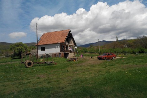 Na placu se nalazi i bazen