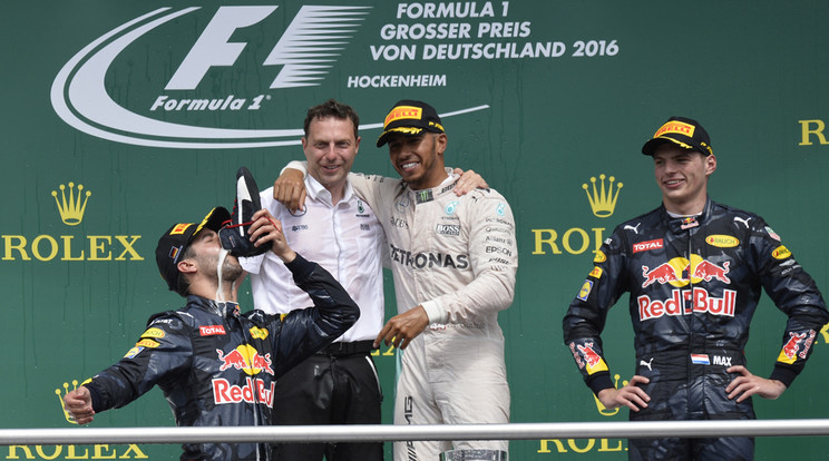 A második helyen végző Daniel Ricciardo a 
cipőjéből pezsgőzött, 
a Hockenheimben nye-
rő Lewis Hamiltonnak 
(jobbra) tetszett a produkció/Fotó:AFP