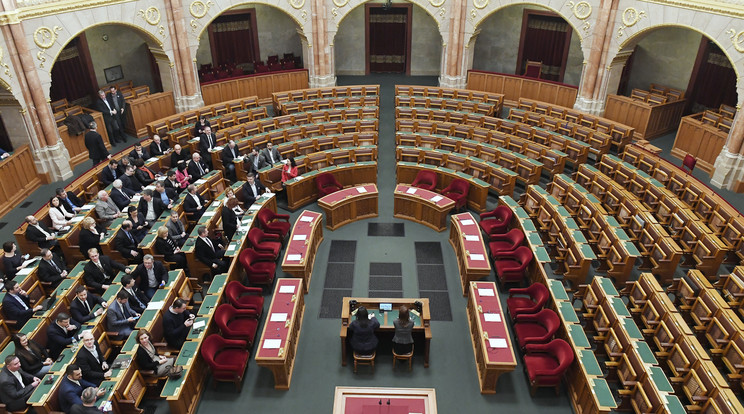 Az ellenzéki képviselők által összehívott rendkívüli ülésre nem mentek el a 
kormánypárti képviselők  / Foto:  MTI Koszticsák Szilárd