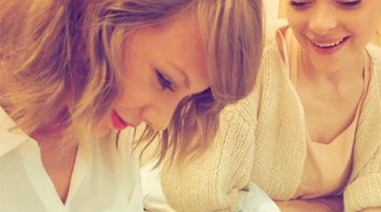 Taylor Swift keresztanya lett