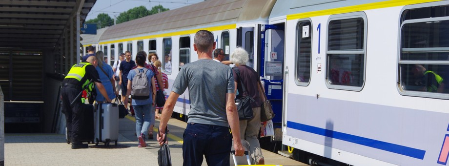 Wątpliwości co do tego, czy nielimitowany urlop rzeczywiście poprawia dobrostan pracowników, nie są na wyrost. Zjawisko robi się już na tyle powszechne, że zaczęto je mierzyć i badać. Robi to m.in. Namely amerykańska firma tworząca platformę do zarządzania zasobami ludzkimi. Z jej wyliczeń wynika, że pracownicy obdarzeni tym przywilejem i tak spędzają na urlopie o 2 dni mniej, niż ci którzy wakacje mają limitowane