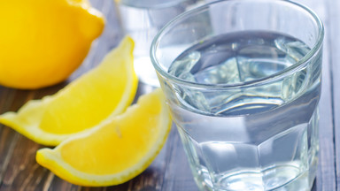 Sześć powodów, dla których warto pić wodę z cytryną