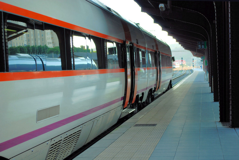 Szybka kolej AVE hiszpańskiej sieci kolejowej RENFE na stacji w Santiago de Compostella w Hiszpanii. Fot. Shutterstock.