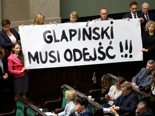  Posłowie opozycji podczas rozpoczętego w środę posiedzenia Sejmu, na którym głosowany ma być wybór szefa NBP. Jedynym kandydatem jest Adam Glapiński. Warszawa, 11 maja 2022 r.