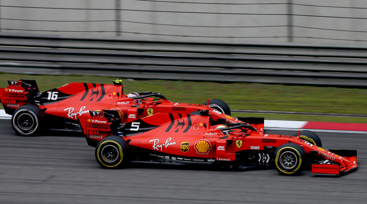 A két Ferrari csak kullog a Mercedesek mögött – az idei esztendő is csalódást hoz az olaszoknak? /Fotó: Getty Images