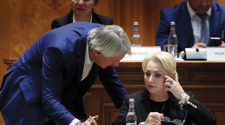 Viorica Dancila miniszterelnök Eugen Teodorovici pénzügyminiszterrel beszélget a kormány ellen beterjesztett bizalmatlansági indítvány vitáján a kétkamarás román parlament csütörtöki, együttes ülésén / MTI/EPA/Robert Ghement