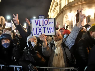 Prezydent Andrzej Duda posłuchał głosu tysięcy osób protestujących przeciw lex TVN na ulicach oraz milionów, które podpisały się pod apelem w obronie TVN i zawetował nowelizację ustawy medialnej. Warszawa, 19 grudnia 2021 r.