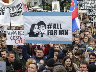 Portret zamordowanych w lutym 2018 roku: Jana Kuciaka i Margarity Kusnirowej niesiony podczas manifestacji po rezygnacji premiera Roberta Fico. 