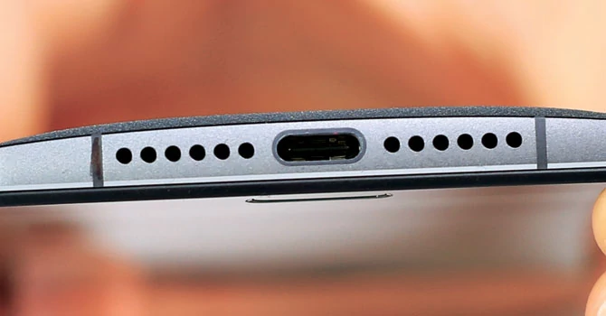 Koniec z microUSB: nowe złącze USB C na razie nie jest stosowane na szerszą skalę, ale OnePlus 2 już je ma. W komplecie jest też odpowiedni kabel.