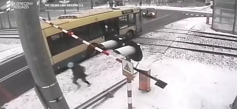 Kierowca stanął na środku przejazdu kolejowego. Przerażeni pasażerowie wybiegli z autobusu [WIDEO]