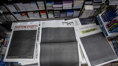 Czarne pierwsze strony największych gazet w Izraelu. Wymowny gest wydawnictw