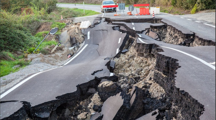 Az új-zélandi autópályák egy része használhatatlanná vált a földmozgások miatt /Fotó:  Twitter