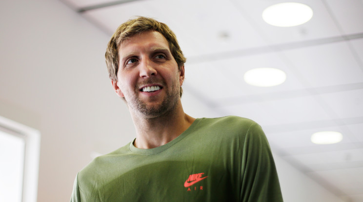 Dirk Nowitzki hosszabbított /Fotó: AFP