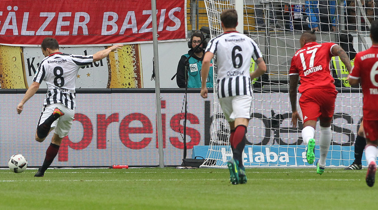 Nem ez az első alkalom, hogy Huszti (8-asban) elszomorította a Bayern híveit /Fotó:AFP