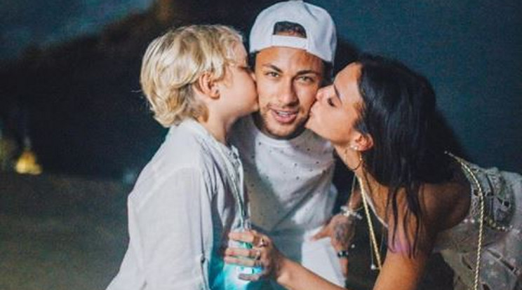 A brazil futballsztár puszit kapott fiától, Davi Luccától és kedvesétől, Bruna Marquezinétől, akivel ki is békült  /Fotó: Iinstagram