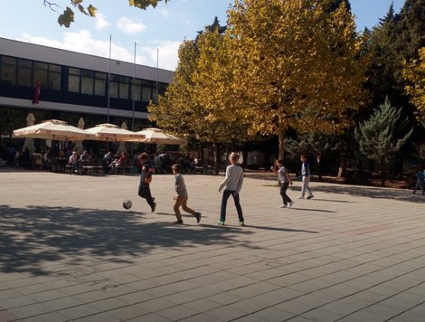 Mališani se igraju na suncu