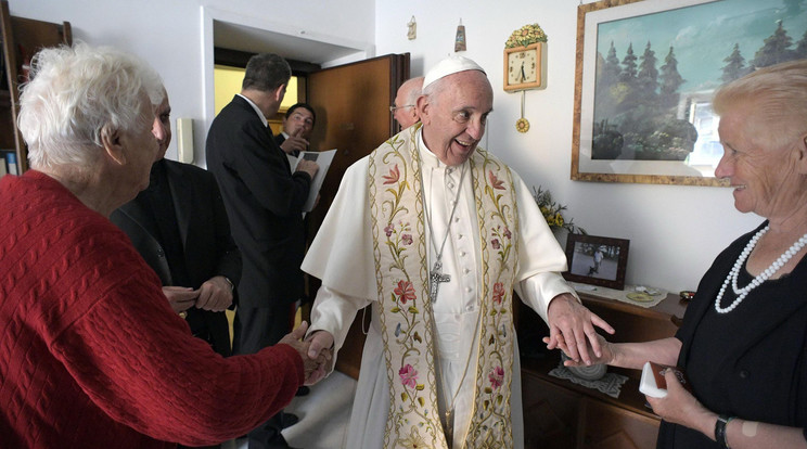 Ferenc pápa meglepetés látogatást tett / Fotó: MTI